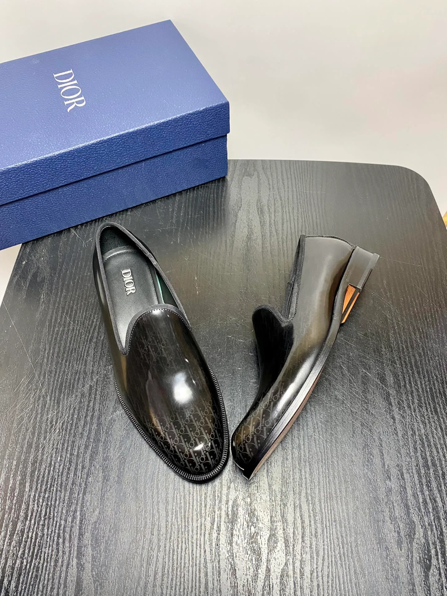 Men's shoes 💰960 Dior Derby shoes | Genuine leather sole formal leather shoes | Carefully crafted with open-edge beaded cowhide | Water-dyed cowhide lining | With classic lace-up closure | Exquisite embossed brand logo on the side | Glossy stacked heel design enhances style | Can be matched with formal or casual looks Size: 39-44 (customized at 38.45.46)